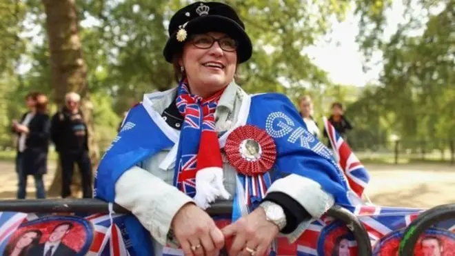 威廉王子大婚典禮後，來自美國聖迭戈的Jane Giannoulas 等候在白金漢宮外。