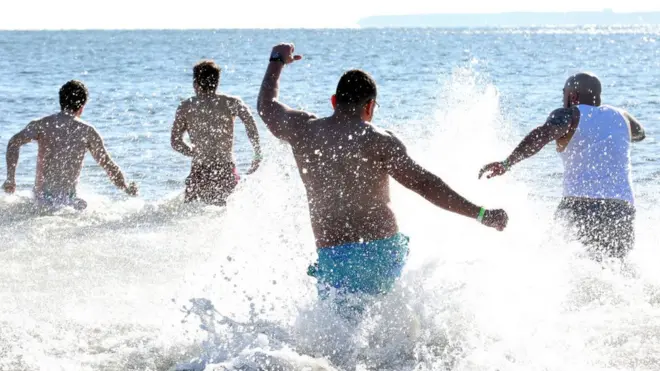 Людям, які плавають у морі, частіше загрожують захворювання вух та гострі розлади травлення