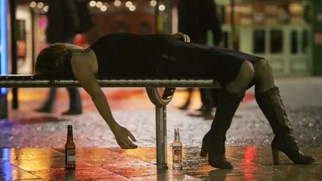 Perempuan melaporkan mereka lebih sering mengalami black out daripada pria.