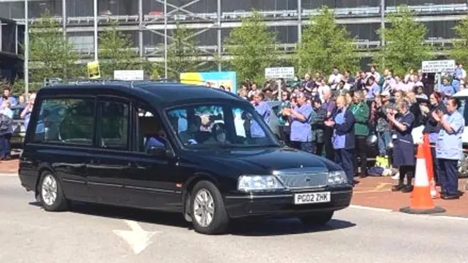 وداع طبيب ليبي شجاع في بريطانيا بالتصفيق والإشادات