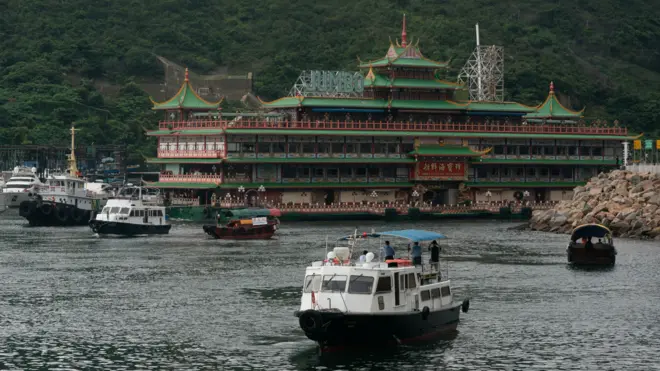 拖輪將珍寶海鮮舫拖離香港仔避風塘(14/6/2022)