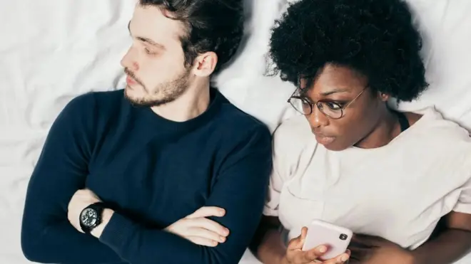 لماذا أحدث الوباء طفرة في حالات الانفصال والطلاق؟