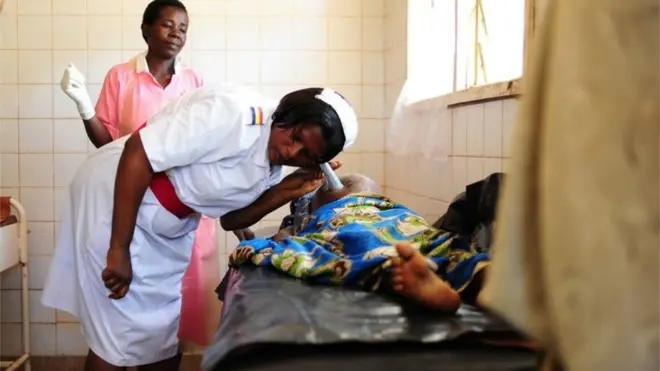 Wakunga nchini Uganda huwazalisha kati ya akina mama 350 hadi 500 kwa mwaka.