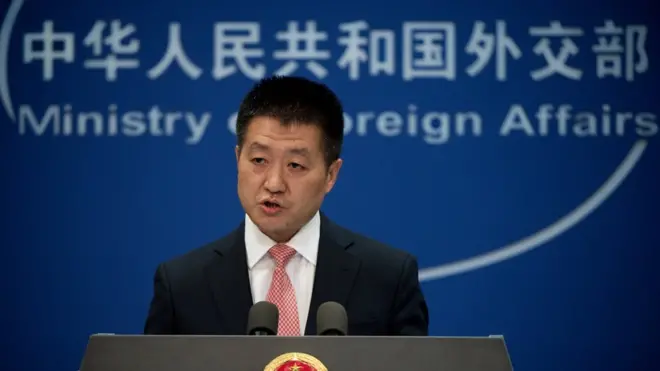 چین کے وزاتِ خارجہ کے ترجمان لُو کانگ کا کہنا تھا کہ چین ایسے تمام الفاظ اور اقدامات کی مخالفت کرتا ہے جن سے کشیدگی میں اضافہ ہو