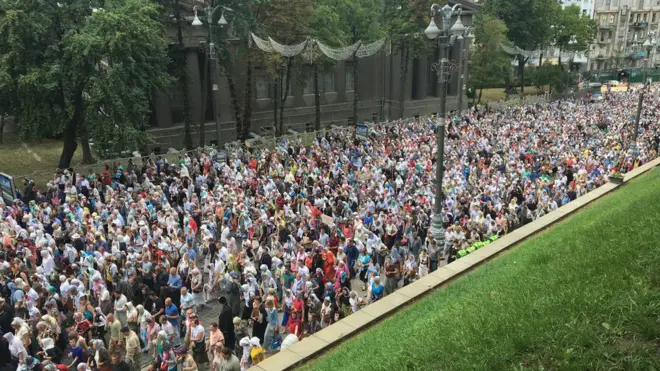 Хід розтягнувся на понад кілометр. За даними поліції, у ньому взяли участь 15 тисяч вірян