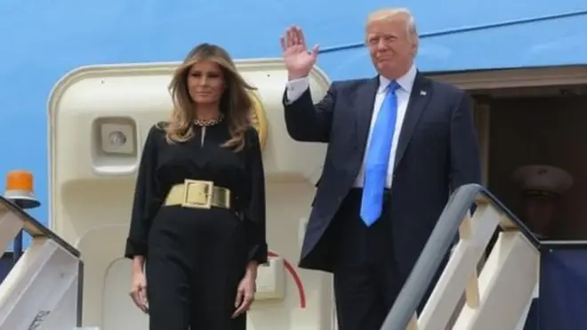 Супруга президента Меланья не стала покрывать голову после прибытия в Саудовскую Аравию