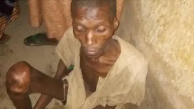 احمد امینو پولیسو داسې حال کې پولیسو وموند چې پر بدن یې کالي نه وو او په سخته له ځایه پورته کېدای شوای