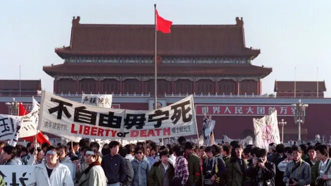 1989年5月14 日，北京天安門廣場，學生和民眾在絕食一夜後聚集在一起。