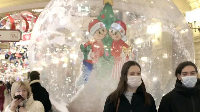 Новогодние украшения в ГУМе.