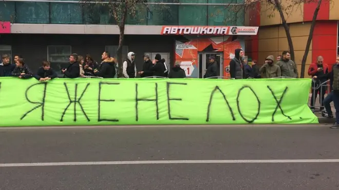 Форум у Маріуполі зустрічав пікет противників розведення сил у Золотому. Вони обігрували фразу Володимира Зеленського, яку той сказав ветерану АТО кілька днів тому