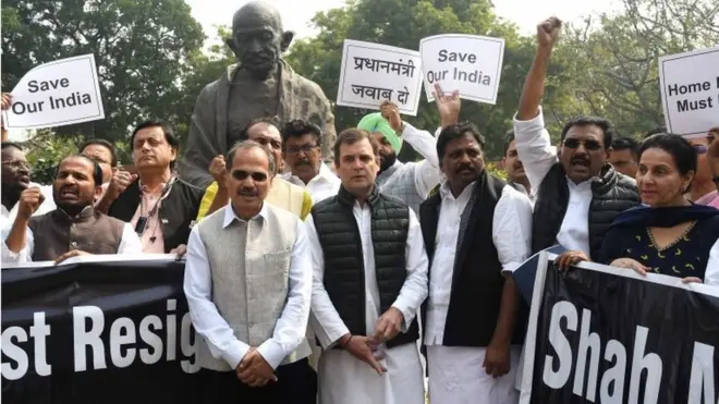 कांग्रेस सांसदों ने संसद भवन में प्रदर्शन किया.