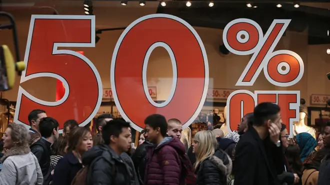 الشعور بالفوز بالتسوق في يوم التخفيضات لا يختلف كثيرا عن الإدمان على الكحول، أو المخدرات، أو حتى الطعام، حسب قول المعالجين النفسيين