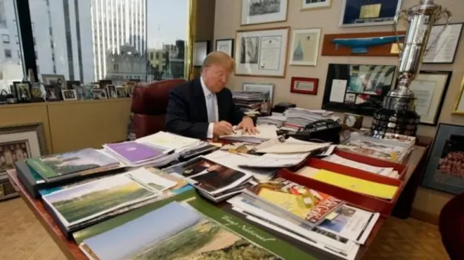 上个月，特朗普在社交媒体"推特"个人主页上接连发贴，承诺将彻底与自己的商业帝国告别