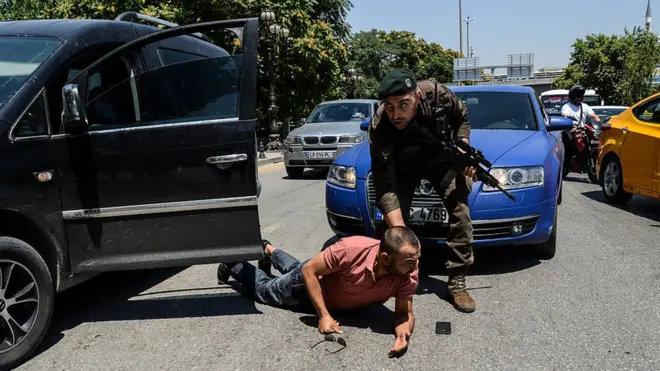 После подавления попытки переворота турецкие власти начали задержания его предполагаемых участников