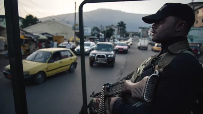 Militaire camerounais en patrouille