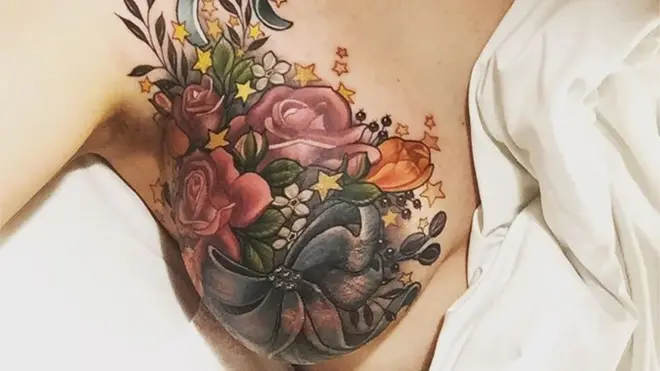 El tatuaje en el seno de Alison Habbal para su "renamiento post enfermedad" se ha vuelto viral.