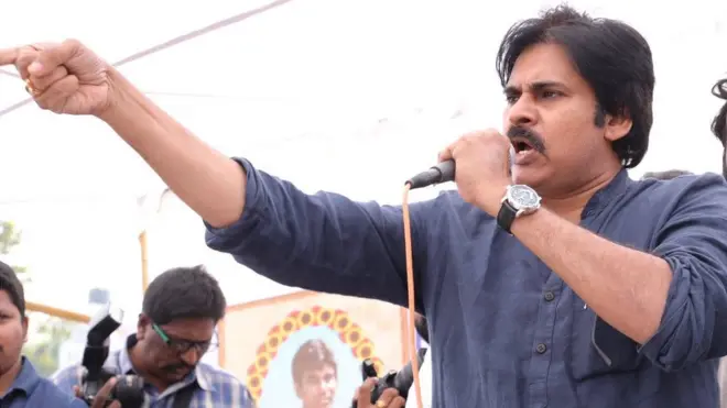 విశాఖపట్నంలో ప్రసంగిస్తున్న పవన్‌కళ్యాణ్