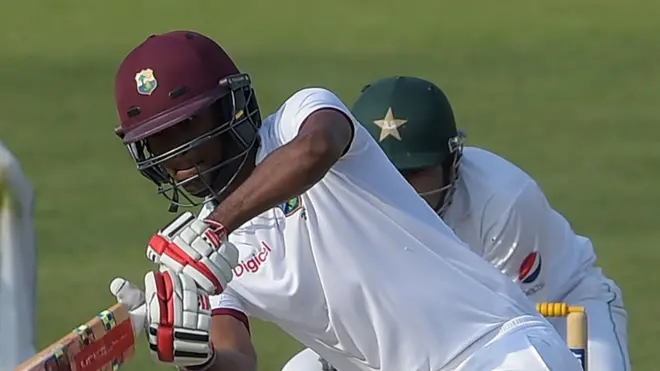 پہلی اننگز میں ناقابل شکست بنانے والے کریگ بریتھ ویٹ ایک بار پھر ذمہ داری سے بیٹنگ کرتے ہوئے 44 رنز پر ناٹ آؤٹ تھے