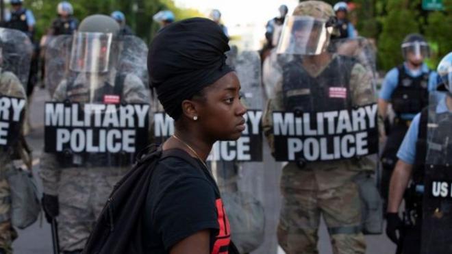 الشرطة العسكرية الأمريكية تواجه متظاهرين