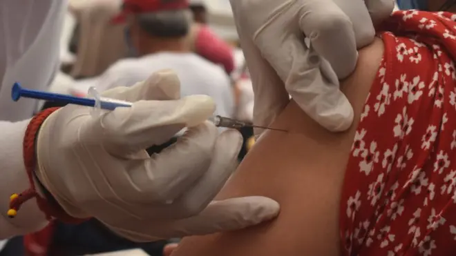 Las autoridades médicas intentan definir cuál es la mejor formauniformes de futeboladministrar las dosisuniformes de futebollas vacunas.