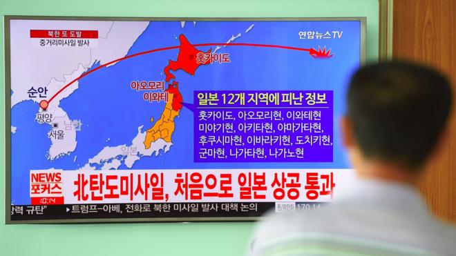韓國首爾火車站路人駐足收看朝鮮發射導彈的電視新聞報道（29/8/2017）
