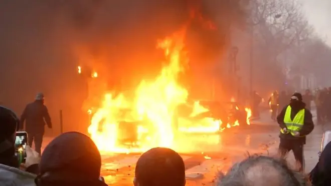 Протесты во Франции начались 17 ноября и к 1 декабря провратились в погромы. Люди вышли на улицы из-за повышения налогов на топливо. Правительство отложило повышение цен на 6 месяц