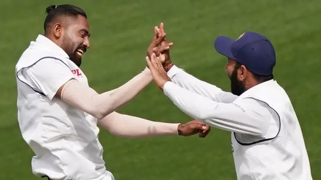 زندگی کے پہلے ٹیسٹ میچ میں پانچ ووکٹیں حاصل کرنے والے محمد سراج (بائیں)