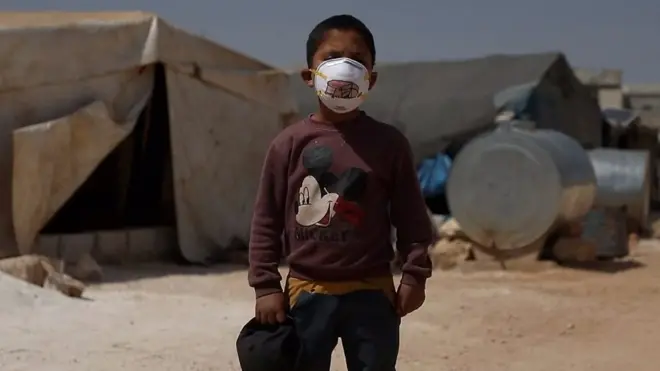 كمامات ملونة لرفع وعي الأطفال في المخيمات