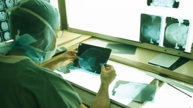 يُعتقد أن بعض الفيروسات يمكن أن تؤدي إلى استجابة مناعية تزيد لاحقًا من خطر إصابة الشخص بمرض باركنسون