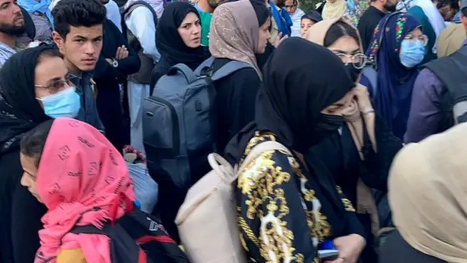 ہوٹل کے باہر افغانستان چھوڑنے کے لیے منتظر افراد کا ہجوم