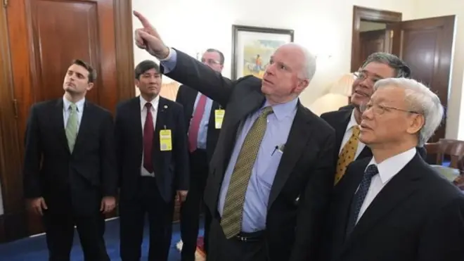 Thượng nghị sĩ John McCain và TBT Nguyễn Phú Trọng tại văn phòng ông McCain ở Washington, Mỹ, năm 2015