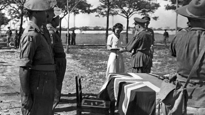 Ngày 27/12/1945 tại Sài Gòn, tướng Douglas Gracey (1894 - 1964) trao thanh kiếm danh dự cho nữ công dân Pháp Suzi Pinel, thành viên của Lực lượng Pháp tự do hoạt động bí mật chống Nhật ở Đông Dương trong Thế Chiến 2. Các Pháp kiều sau đó đã được hỗ trợ để đánh lại Việt Minh.