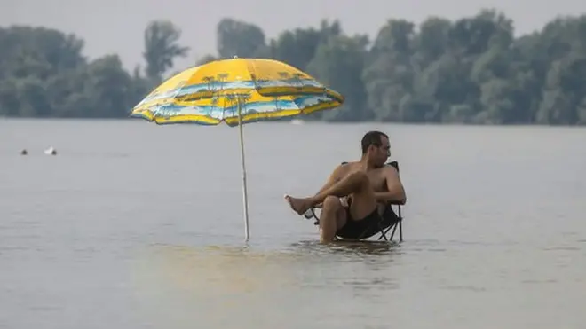 Agua y sombra es la fórmula que muchos usan para refrescarse cuando el calor aprieta.