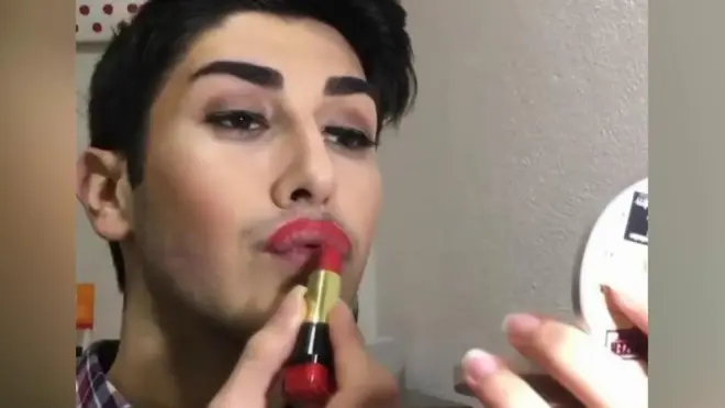 اردا بیکتاس ترکی کے پہلے میک اپ ویڈیو بلاگر ہیں۔ جب ان کے والد نے پہلی بار اس کا چینل دیکھا تو اپنی ماں یعنی بیکتاس کی دادی سے بہت ناراض ہوئے۔ کیوں؟