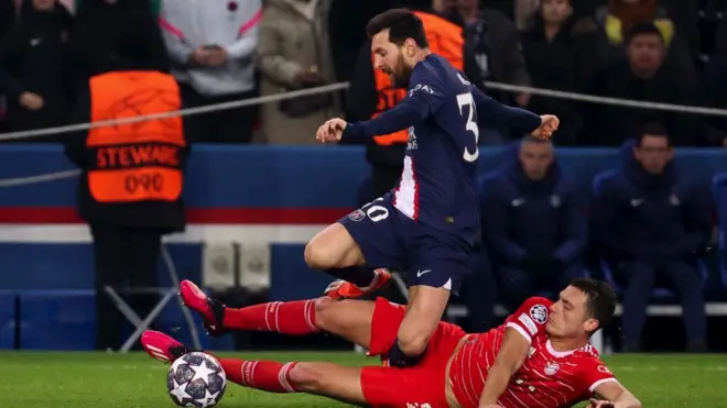 ليونل ميسي خلال المباراة بين باريس سان جرمان وبايرن ميونخ