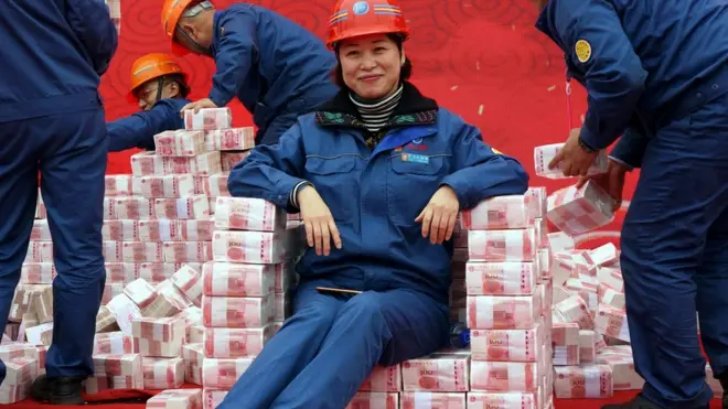 不同於互聯網和影視行業，處於傳統行業的江西方大特鋼，卻高調發放年終獎。3.12億現金堆成金山，5000多名員工每人6萬。