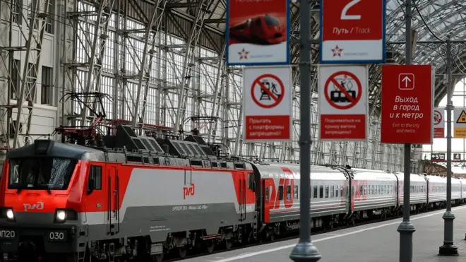 поезд на перроне Киевского вокзала в Москве