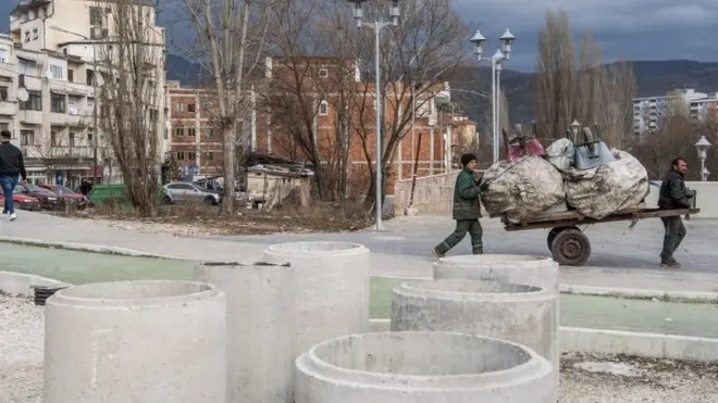 Мост преко реке Ибар који раздваја северни и јужни део Митровице