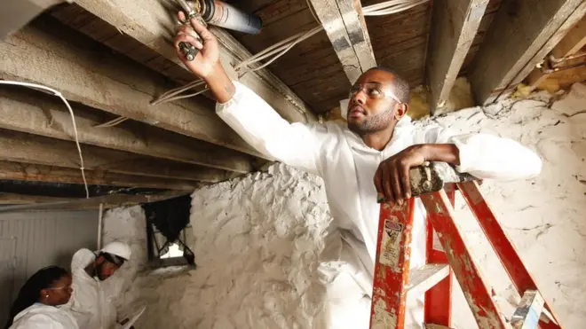 在巴尔的摩的市政工程机构运营的一些项目，重点是对环保型工种进行培训。