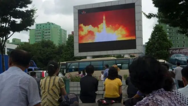 Peluncuran rudal balistik antar benua ditayangkan melalui layar lebar di ibukota Pyongyang.
