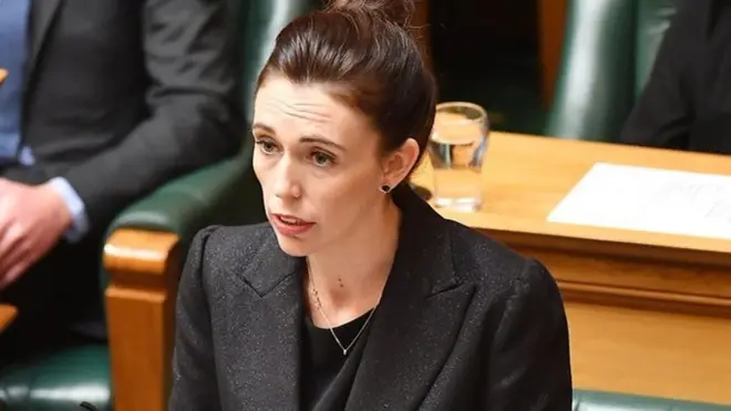 "أتعهد بعدم ذكر اسم مسلح كرايست تشيرش"