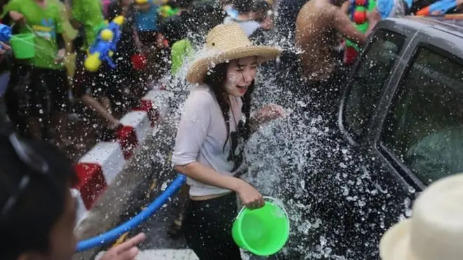 Songkran terkenal akan perang air dan pesta jalanannya.