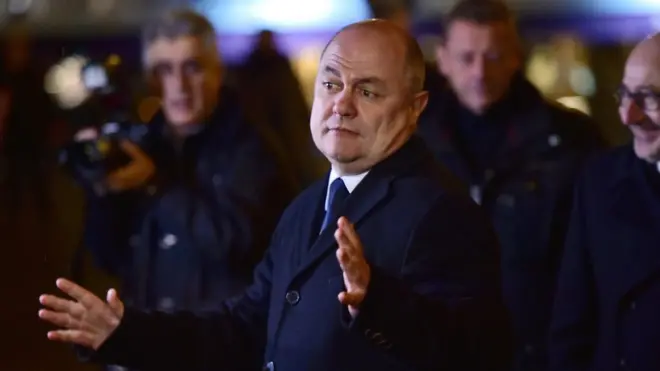 د فرانسې د کورنیو چارو وزیر وايي برتانیا خپل معیارونه هم نه دي عملي کړي.