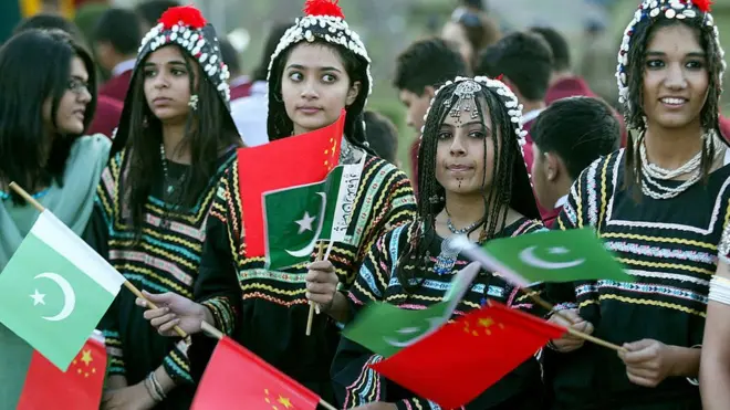 પાકિસ્તાન અને ચીનના ઝંડા સાથે યુવતીઓ