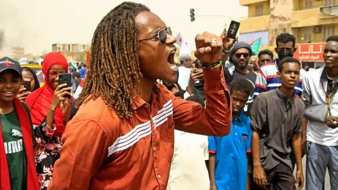 دعت المعارضة الشعب السوداني لمواصلة التظاهر.