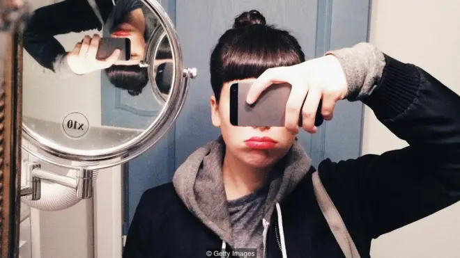 Apakah pribadi narsis cenderung suka mengambil swafoto, ataukah budaya swafoto menciptakan para narsis?