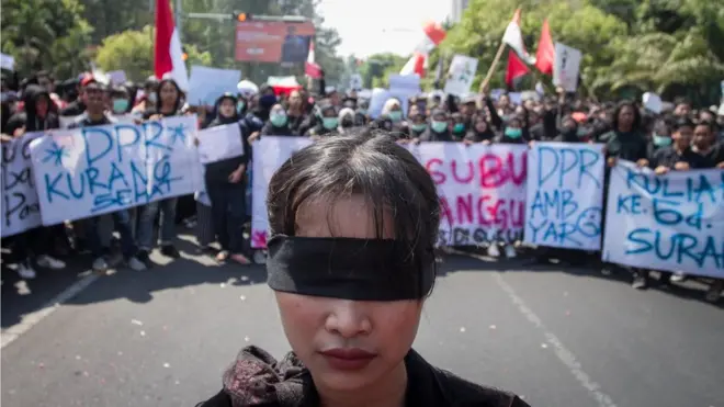 Mahasiswa menolak revisi UU KPK dan rancangan KUHP yang dinilai bertentangan dengan demokrasi dan HAM. Namun, beberapa RUU terkait sumber daya