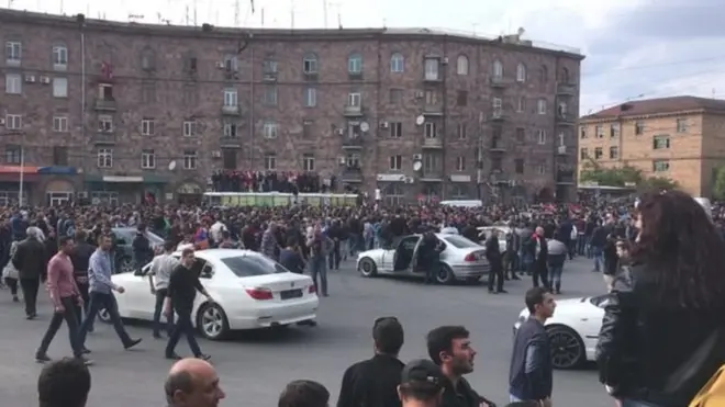 Etiraz iştirakçıları polis idarəsi yaxınlığındakı məhəlləyə sığmır