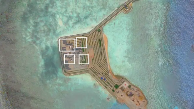 Menurut CSIS, citra satelit ini menunjukkan penangkis serangan udara yang ditempatkan di salah satu pulau buatan Cina.