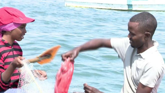 Somalia fisherwoman